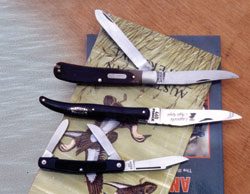 Small and slim-bladed folding knives